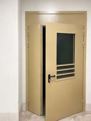 Полуторная дверь со стеклом, вид спереди