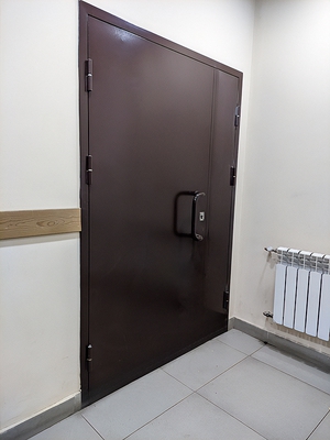 Полуторная дверь в офисе
