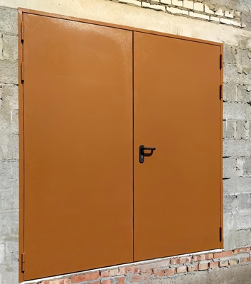 Распашная дверь оранжевого цвета