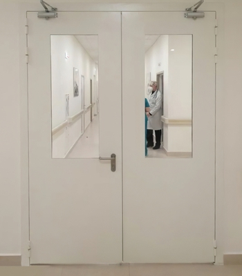 Равностворчатая дверь в больнице