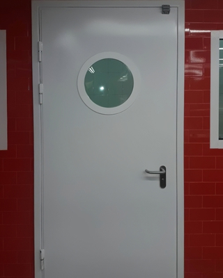 Серая дверь с круглым стеклопакетом