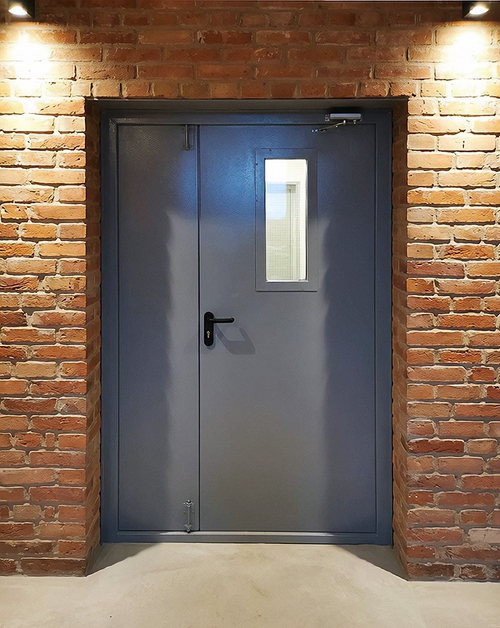 Серая дверь с узким окном