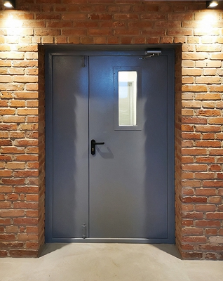 Серая дверь с узким окном