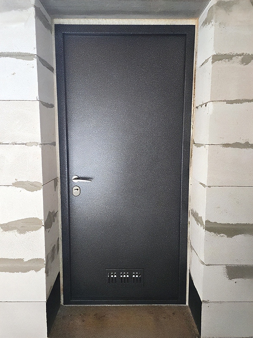 Серая дверь с вентиляцией