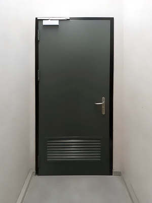 Серая дверь с вентрешеткой