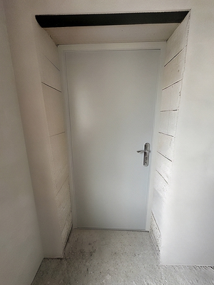 Серая металлическая дверь