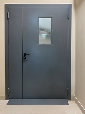 Серая полуторная дверь