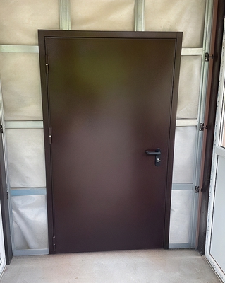 Широкая коричневая дверь