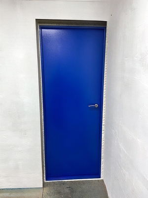 Синяя стальная дверь