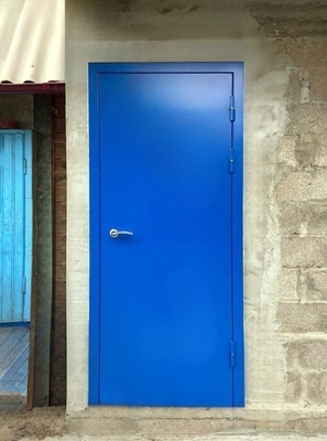 Синяя стальная дверь