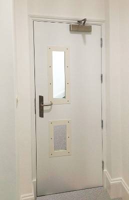 Дверь со стеклопакетом и доводным механизмом