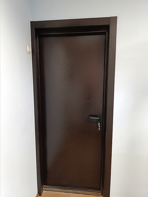 Темно-коричневая дверь ei