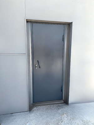 Узкая металлическая дверь