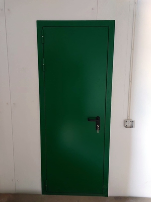 Узкая зеленая дверь