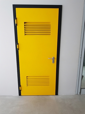 Желтая дверь с вентиляцией