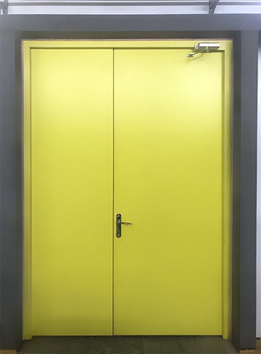 Желтая техническая дверь